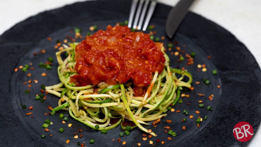 Espaguete de Abobrinha com Pimenta Calabresa e Molho Vermelho Leveza e Sabor em Cada Garfada!