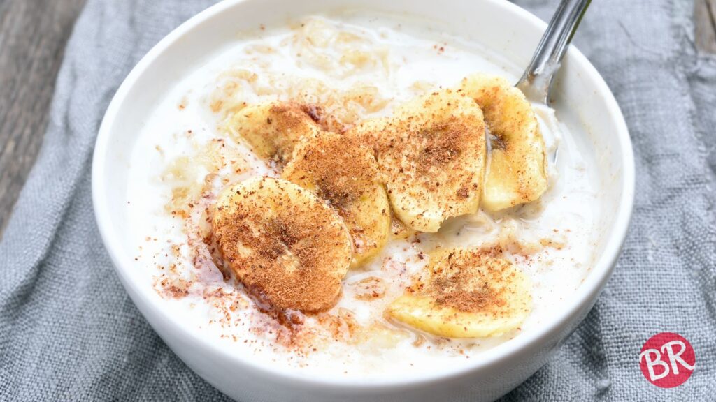 Mingau de Aveia Cremoso com Banana e Canela Um Abraço em Forma de Receita! 🍌🥣