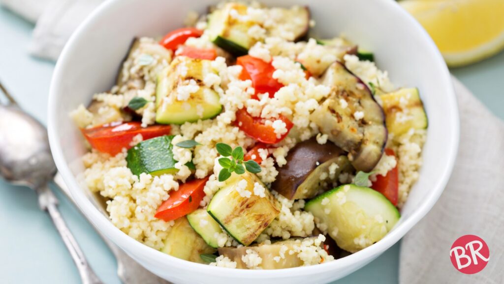 Salada Colorida de Cuscuz com Legumes Grelhados Um Toque Saudável e Econômico para o Dia a Dia!