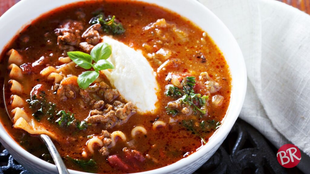 Sopa de Carne com Macarrão e Queijo Cremoso Conforto em Cada Colherada!